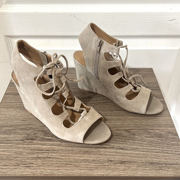 STEVE MADEN WHISTLER WOMEN WEDGE SANDAL TAUPE SIZE 8.5m - Picture 1 of 8